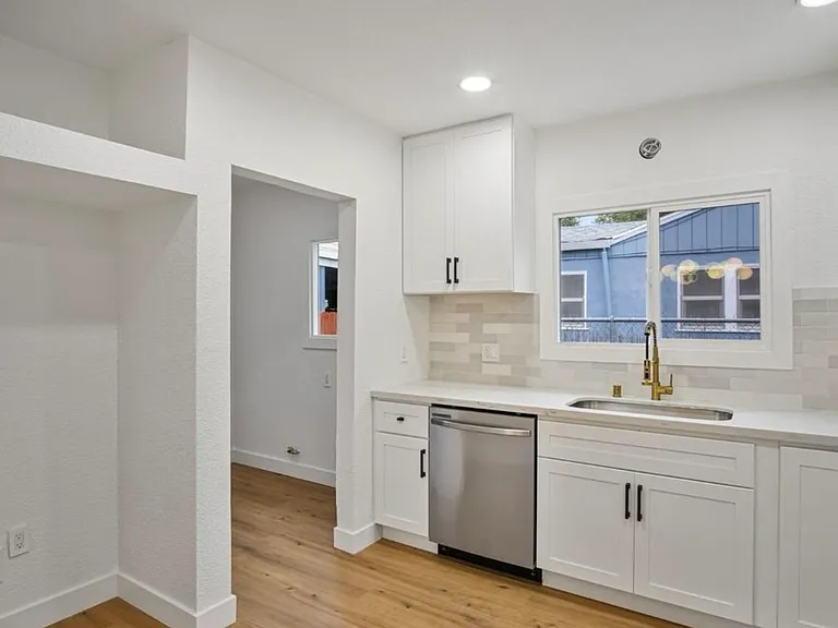 4118 Howard Ave — Photo 3
