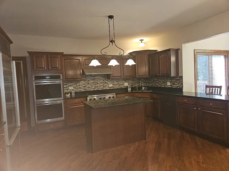 733 Woodbury Ct — Photo 3
