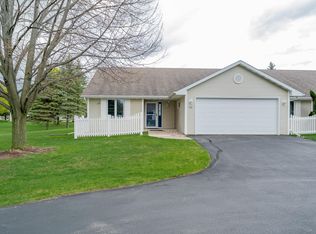 225 Lake Pointe Dr, Oshkosh, WI 54904