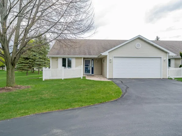 225 Lake Pointe Dr, Oshkosh, WI 54904