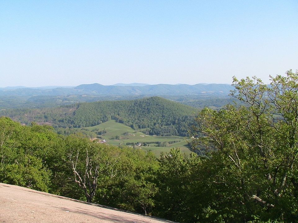 2nd image of 106 Point Lookout Ln