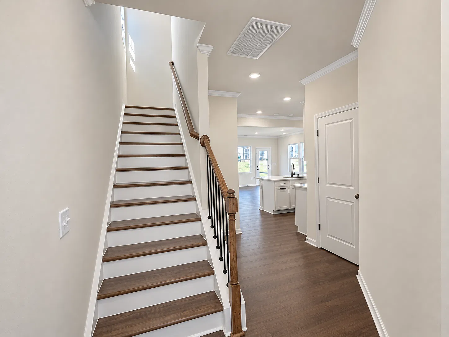 3 bed, 2.5 bath, 1924 sqft, $2,095 — Photo 3