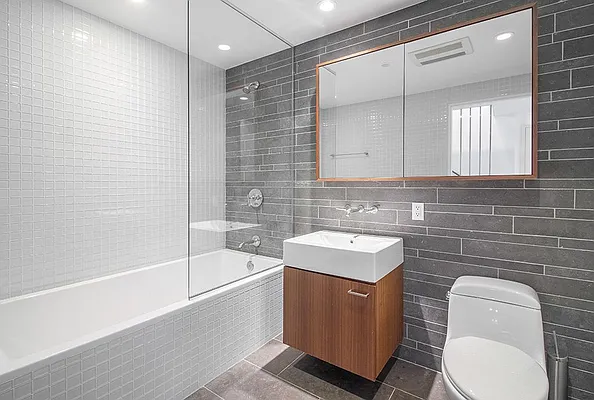 Rented by SR8 REALTY LLC | media 18