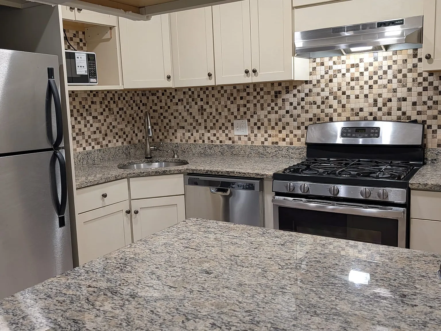 2 bed, 925 sqft, $2,100 — Photo 3