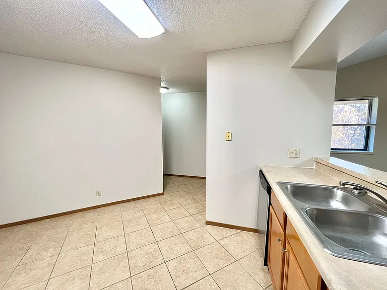 Oakridge Apartments — Photo 19