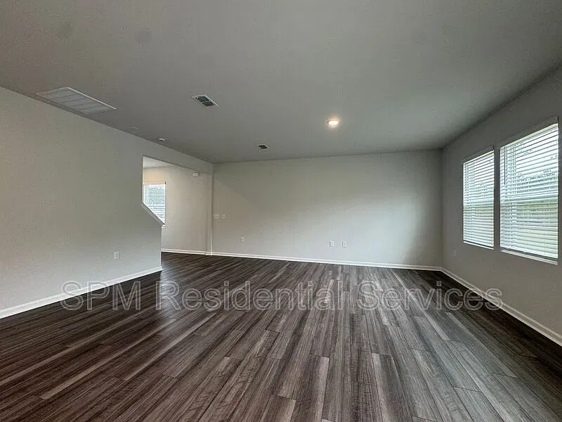 3 bed, 2.5 bath, 1707 sqft, $2,200 — Photo 4