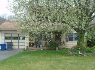 1312 Pin Oak Ln, Slatington, PA 18080