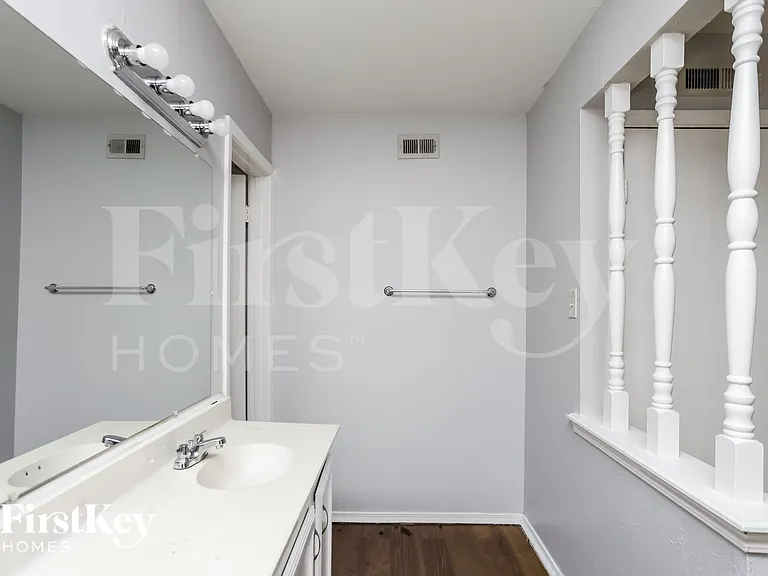 608 Nora Ln — Photo 9