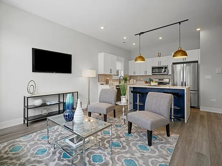 2450 W Flournoy St #2 — Photo 1