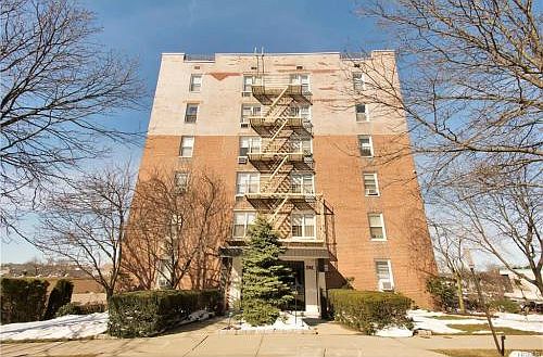 2nd image of 1 Oakridge Pl APT 4A