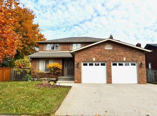 153 Meadowbrook Dr, Hamilton, ON L9G 4S9