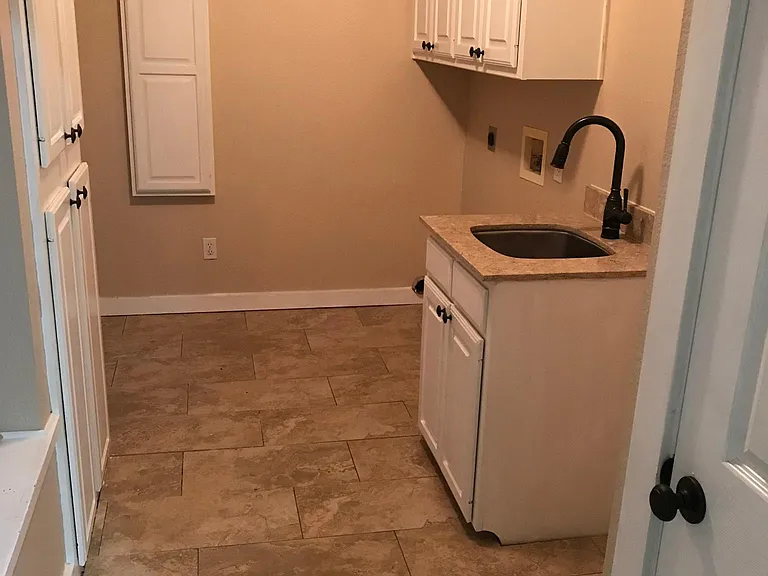 308 W Elm St — Photo 11