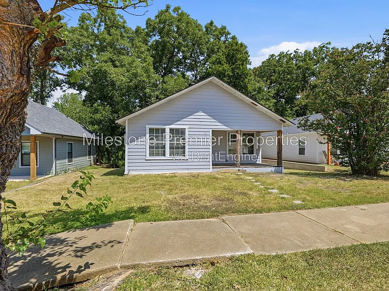 215 W Walker St — Photo 3