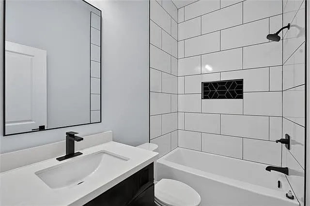 401 E 1st St #B — Photo 6