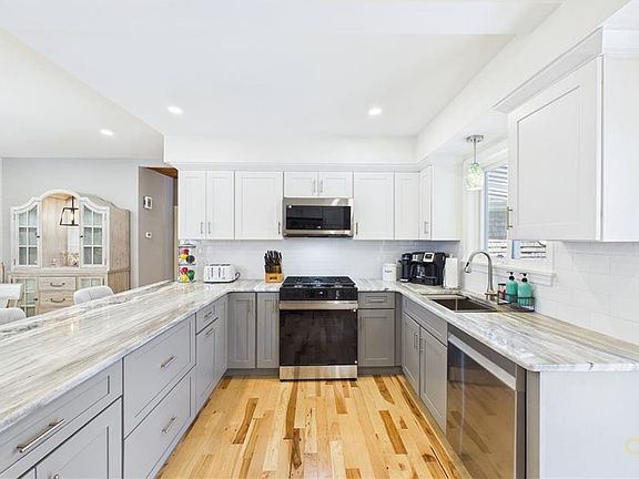 4th image of 87 Stowe St