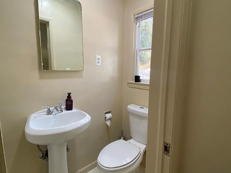 223 E University Ave — Photo 16