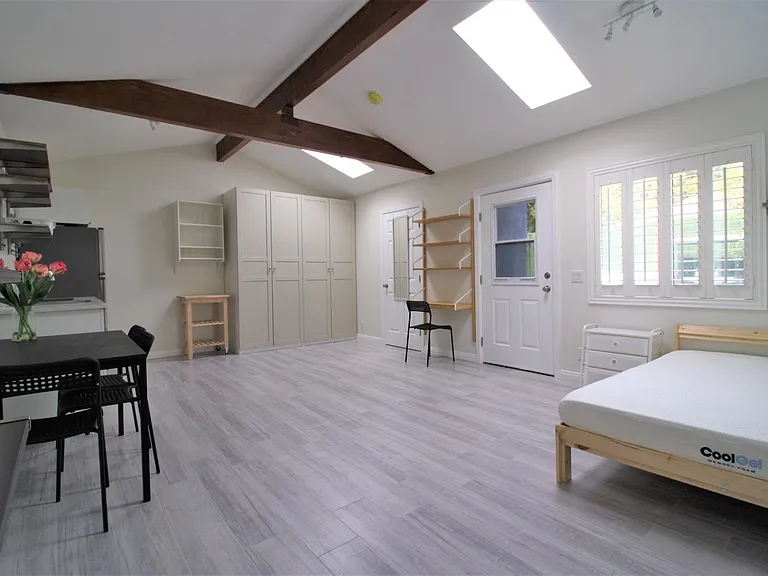308 N Mission Dr — Photo 6