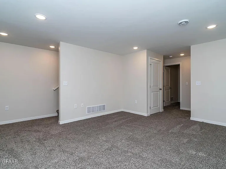895 Thames Ct — Photo 30
