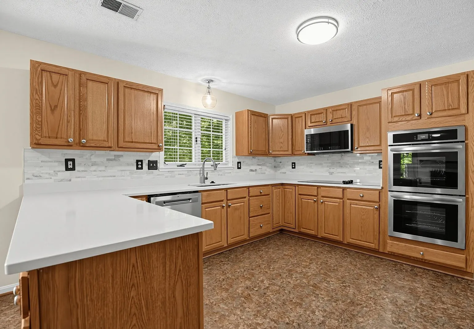 4 bed, 3.0 bath, 2810 sqft, $3,200 — Photo 4