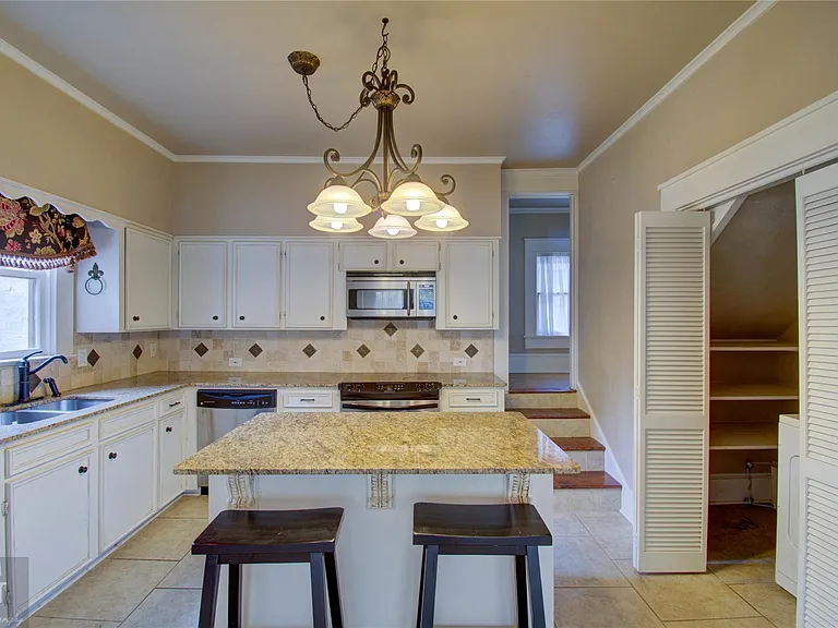 443 Gladstone Blvd — Photo 2