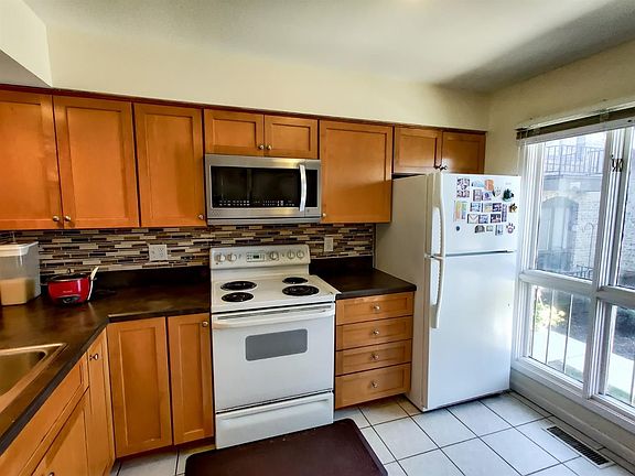 4th image of 776 Greenhills Dr