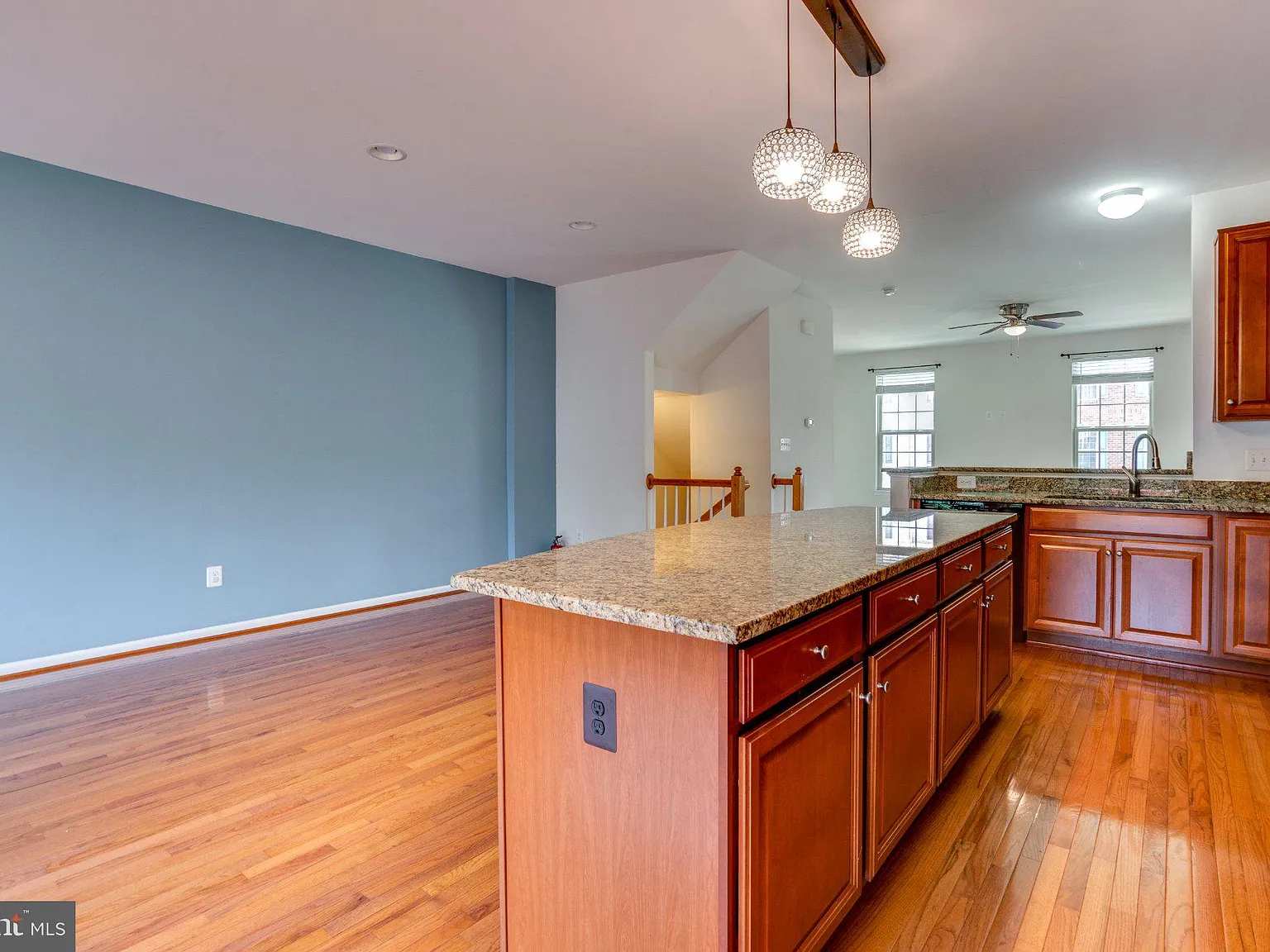 3 bed, 2.5 bath, 2300 sqft, $2,650 — Photo 2