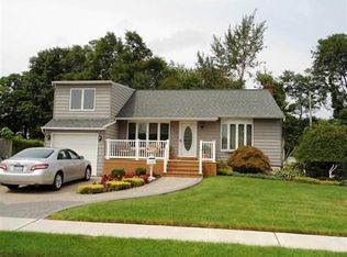 662 Pineneck Rd, Seaford, NY 11783