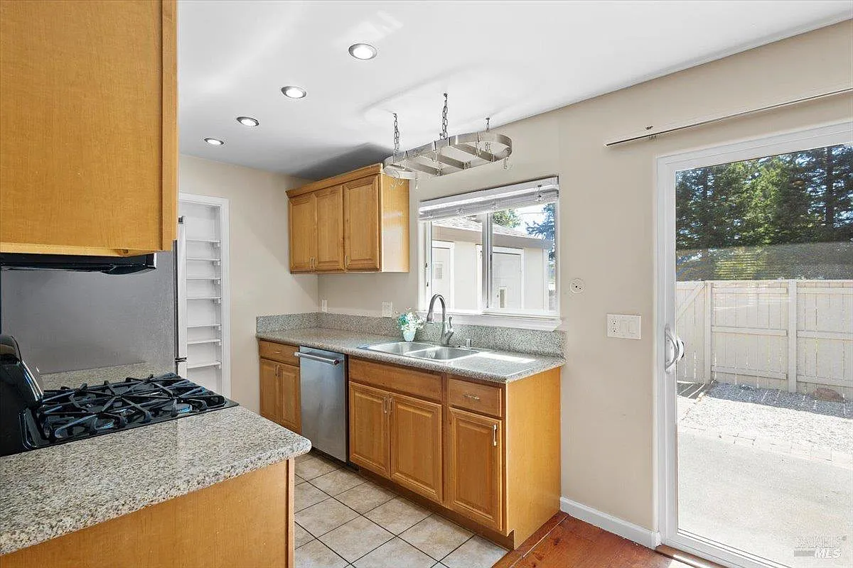 303 Algiers Court - Photo 10