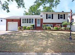 247 Kalb Pl, Franklin Square, NY 11010
