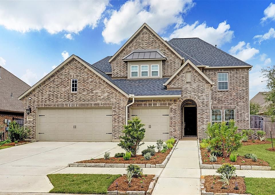 This beautiful Shea home is filled with both elegant finishes and practical features you're going to love. Find a marvelous open floorplan with a stunning island kitchen open to the formal dining room, breakfast area & a spacious family room. Private