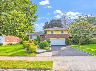 906 Bromton Dr, Westbury, NY 11590
