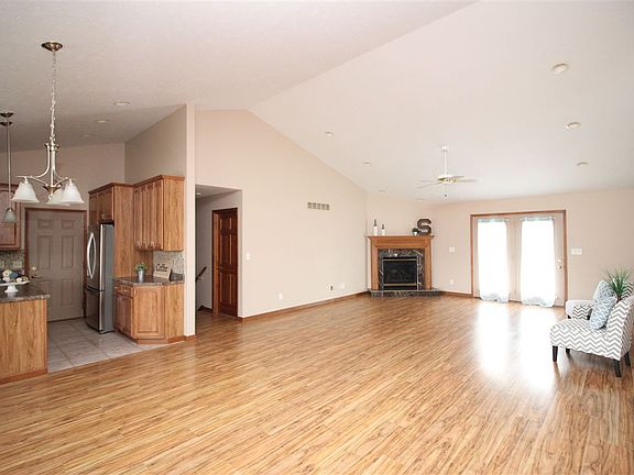 2nd image of 117 Oakwood Ln