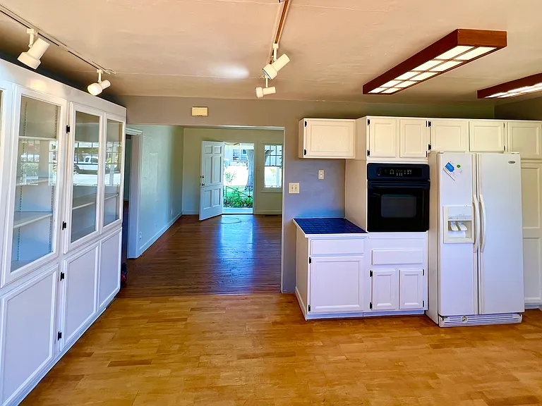 221 Hermosa Ave — Photo 6