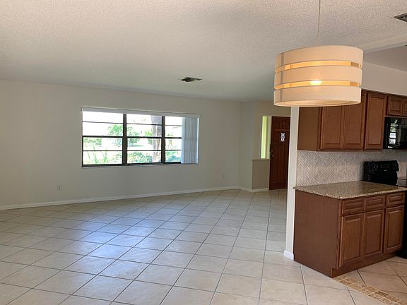3rd image of 685 Poinsetta Dr