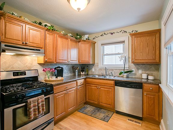 4th image of 2823 Hayes St NE