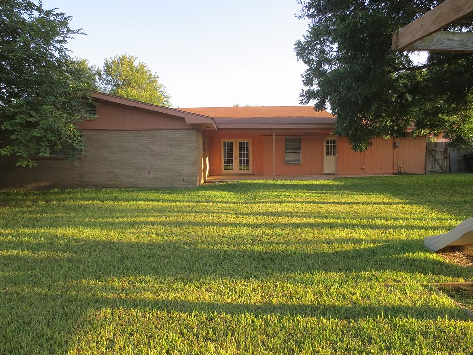 1st image of 208 E Gardenia Ave