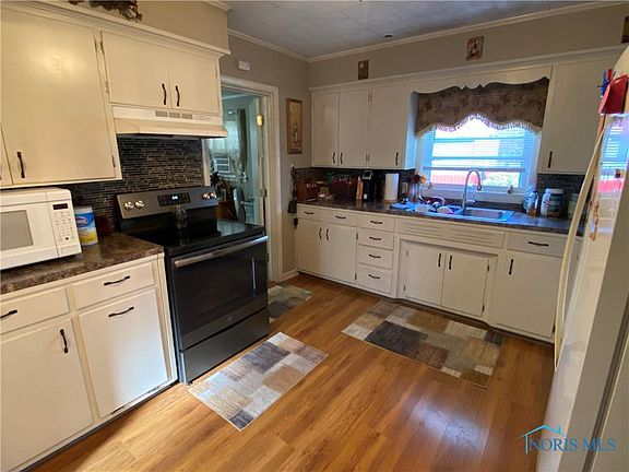 3rd image of 516 W Stone St