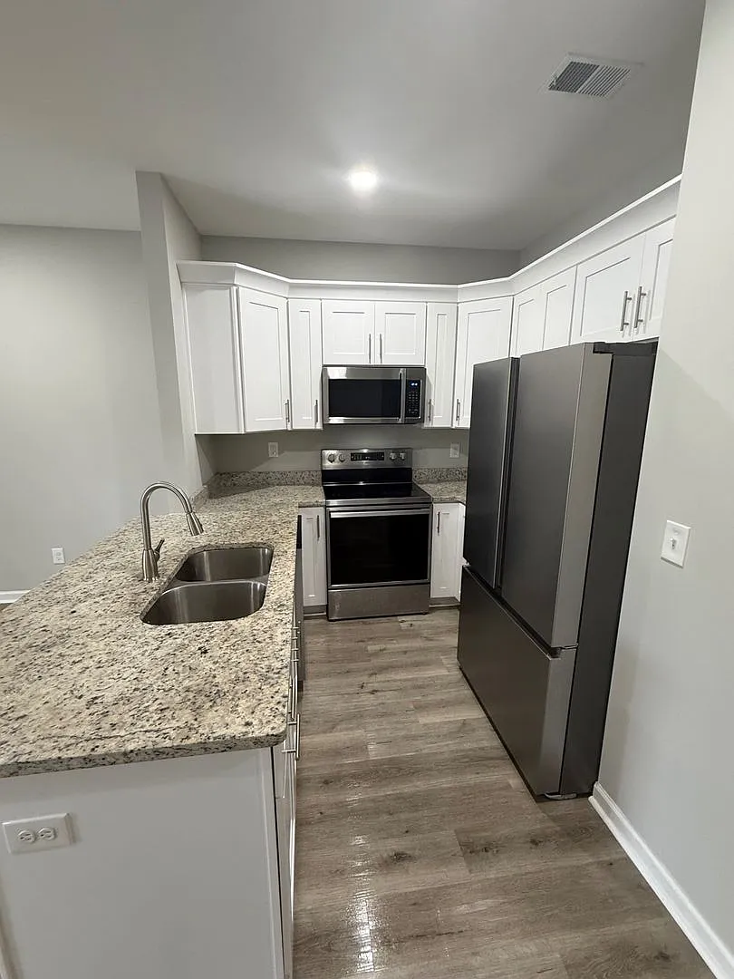 Pre-Leasing For The 20272028 School Year! $2,700/Month 3 Bedrooms | 3.5 Bathrooms — Photo 4