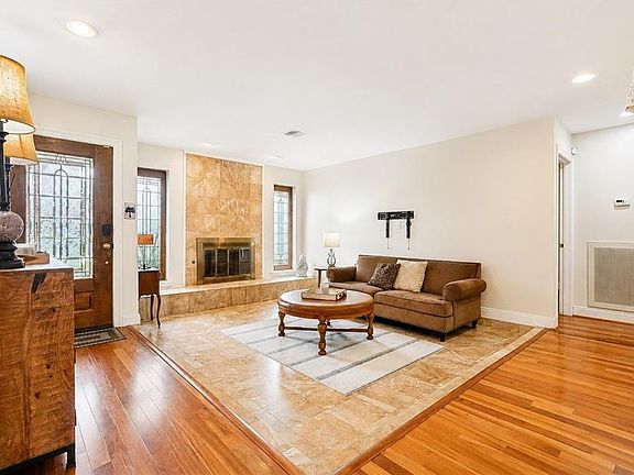 5th image of 4625 Barnett St