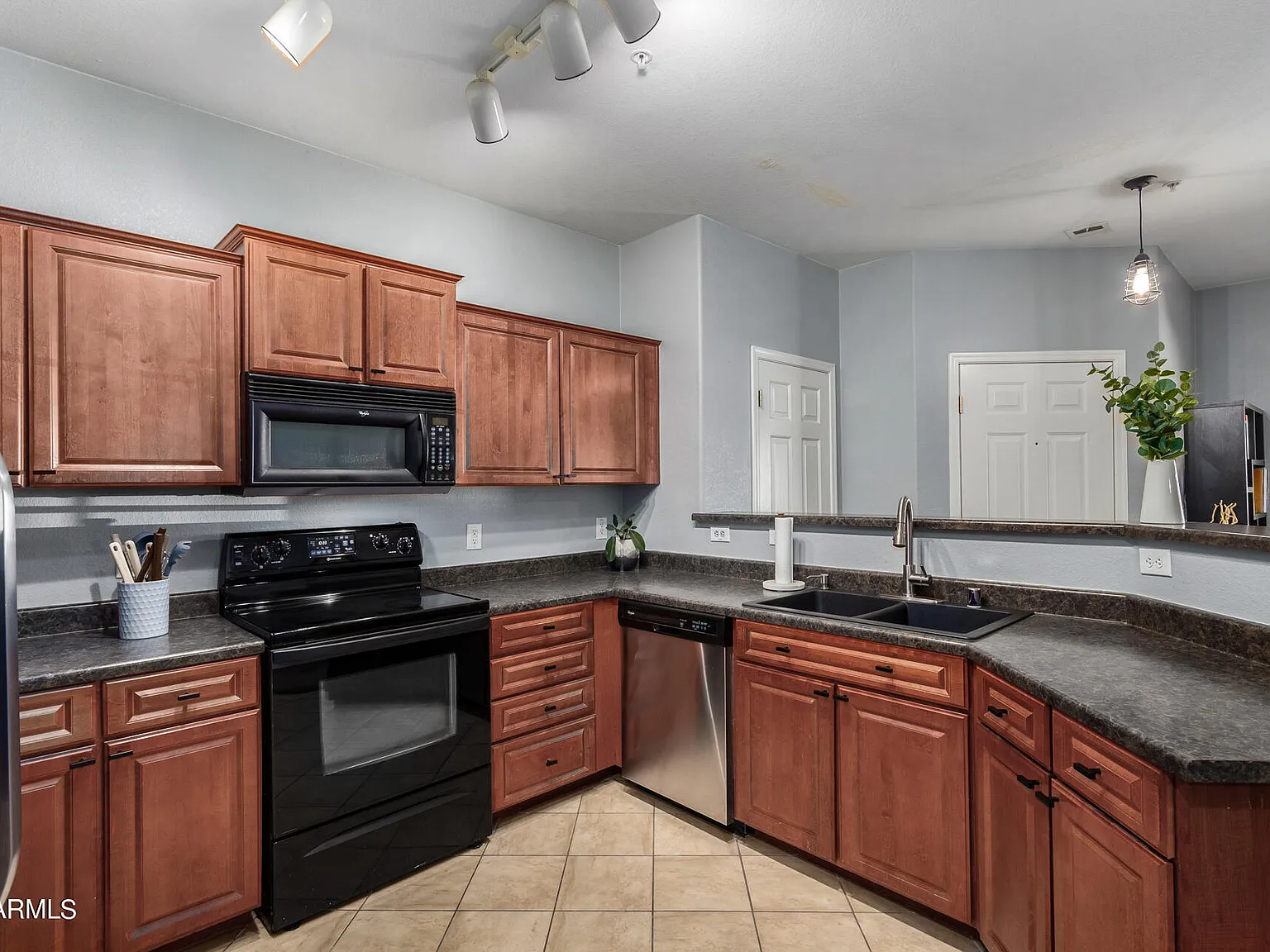 3 bed, 2.5 bath, 1539 sqft, $2,300 — Photo 3