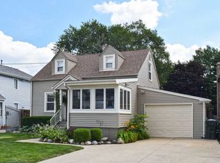 2293 Westview Dr, Des Plaines, IL 60018