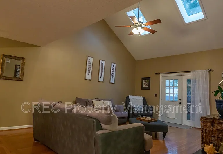 114 Queensbury Cir — Photo 4