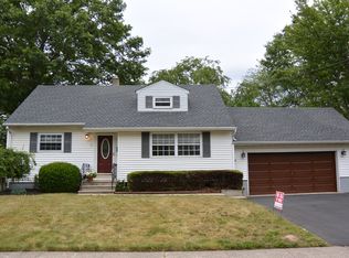 5 Darwin Rd, Somerset, NJ 08873