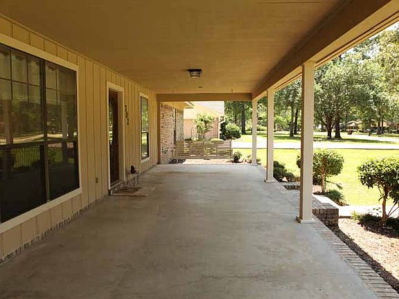 3rd image of 702 Pin Oak Dr