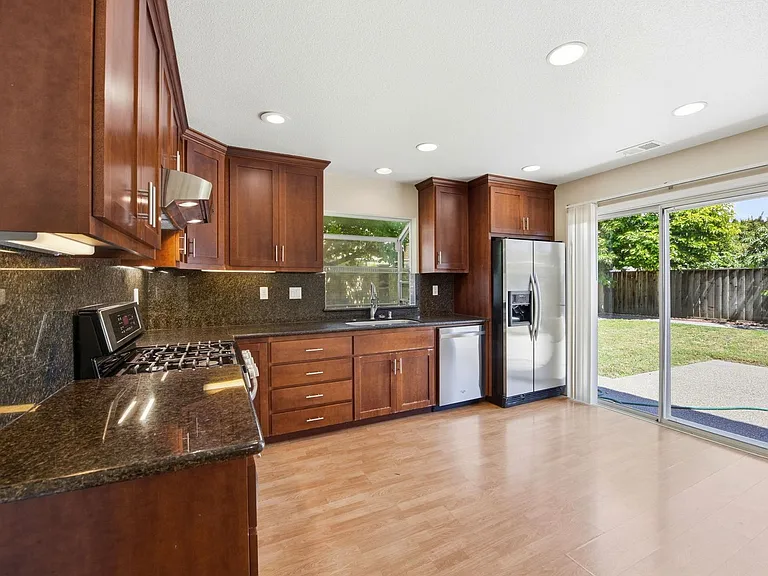 3808 Alder Ave — Photo 10