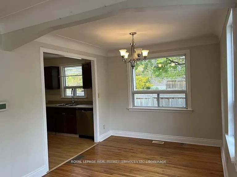 235 Lakeshore Rd W — Photo 9