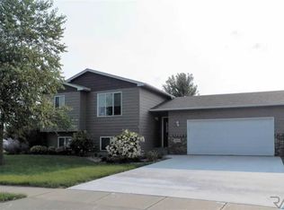 7625 S Bell Cir, Sioux Falls, SD 57108