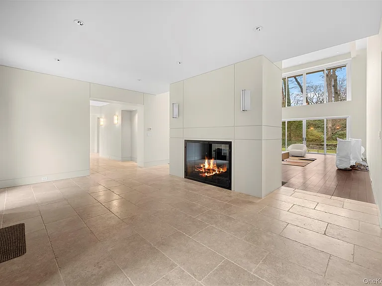121 Piping Rock Rd — Photo 3