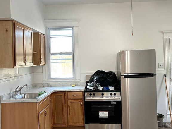 5th image of 719 Hemlock St