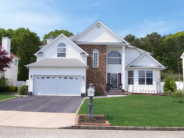 38 Blueberry Ridge Drive, Holtsville, NY 11742
